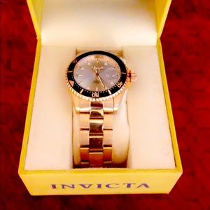 Men’s Gold Invicta’s watch.